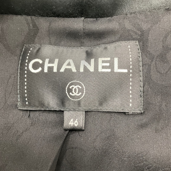 CHANEL BLACK / GREY / SILVER 2016 CC LOGO BUTTON FANTASY TWEED JACKET - Picture 4 of 6